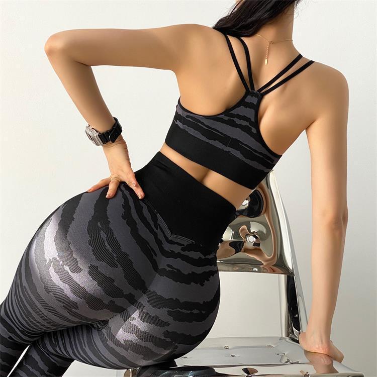 Chic Women’s Yoga Set: Zebra Print Design for Comfort and Style During Exercise