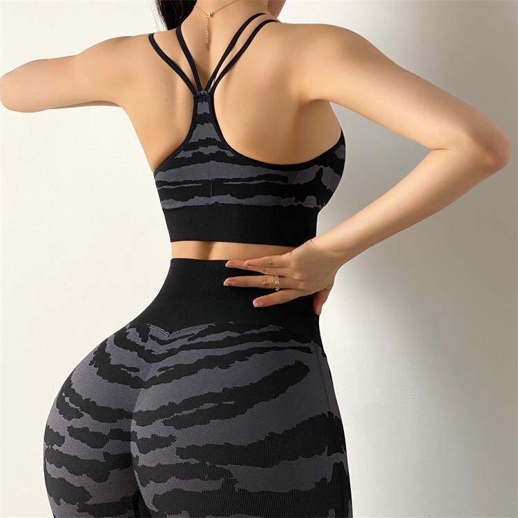 Chic Women’s Yoga Set: Zebra Print Design for Comfort and Style During Exercise