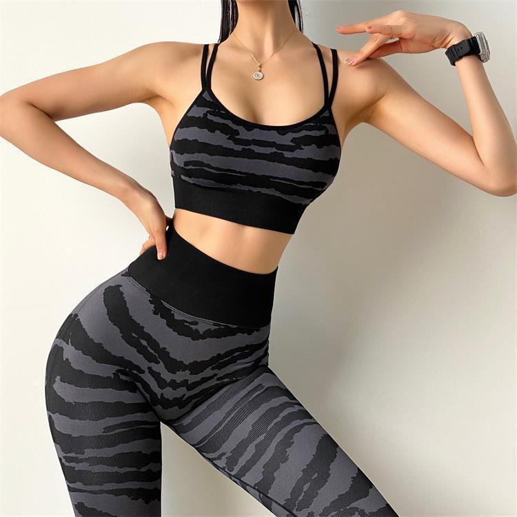 Chic Women’s Yoga Set: Zebra Print Design for Comfort and Style During Exercise