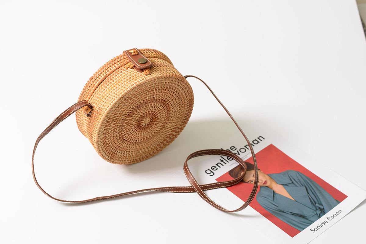 Handwoven Round Rattan Bag Women Beach Straw Crossbody Bag Chic Shoulder Bag with Leather Strap